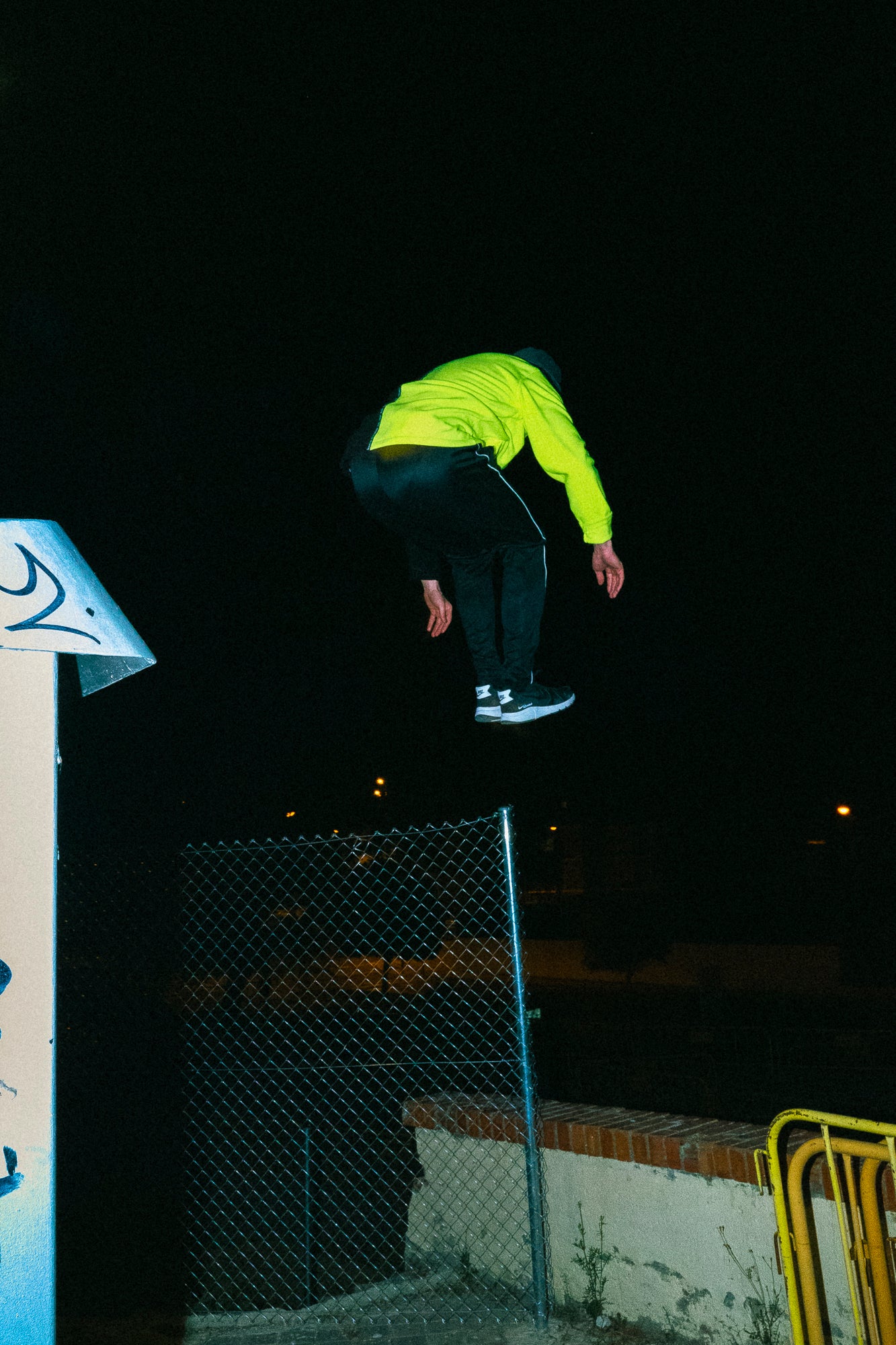 FORRO POLAR PARKOUR MADD. BITONO. NO RISK NO FEAR. ATHLEISURE. MODA URBANA. NEGRO. AMARILLO FLUORESCENTE. SALTO