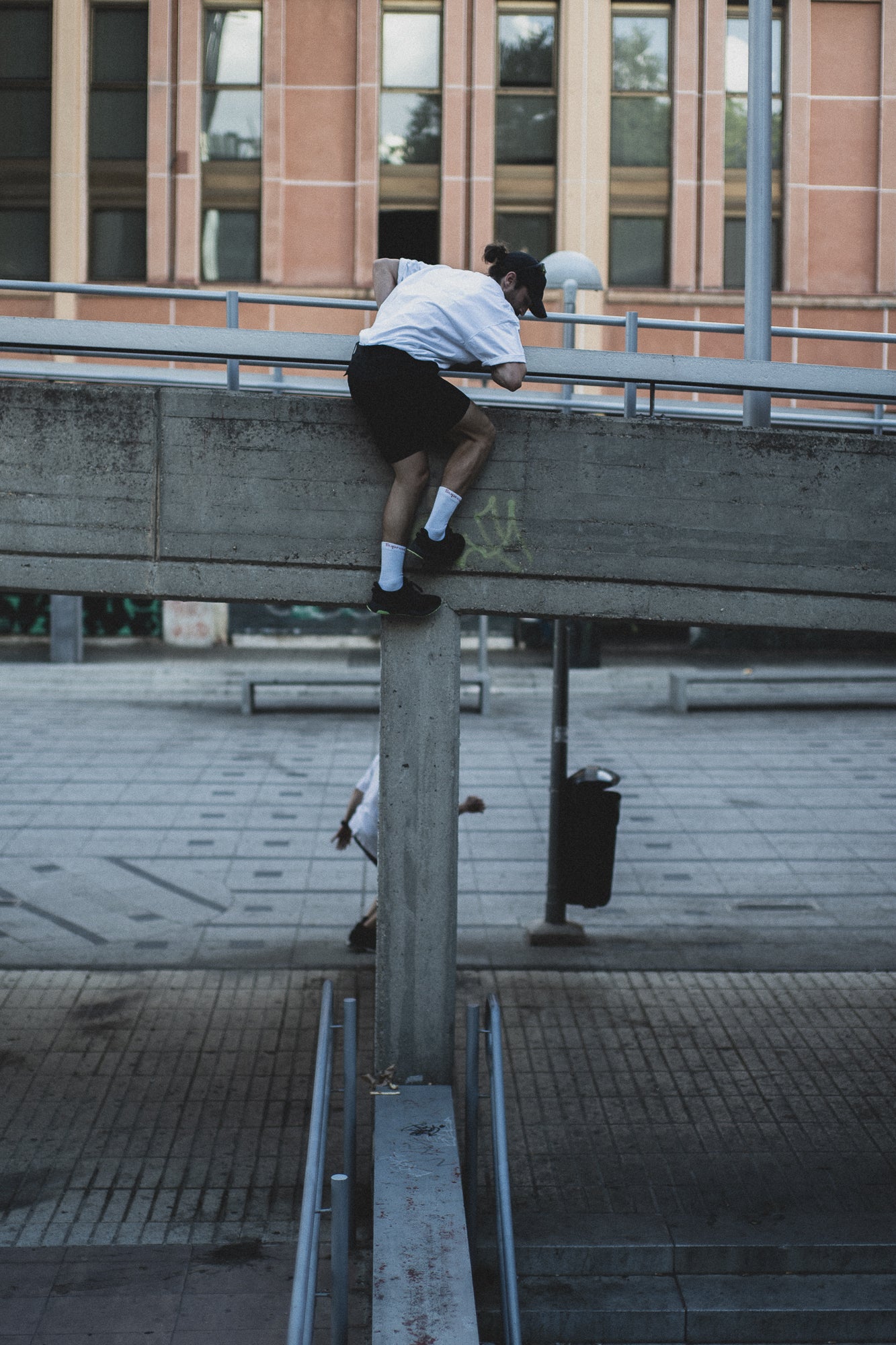 CAMISETA DE PARKOUR MADD BLANCA CONTRASTE BRILLANTE. ROPA DE PARKOUR. MADRID. AZCA. ATHLEISURE. MODA URBANA. ROPA DEPORTIVA