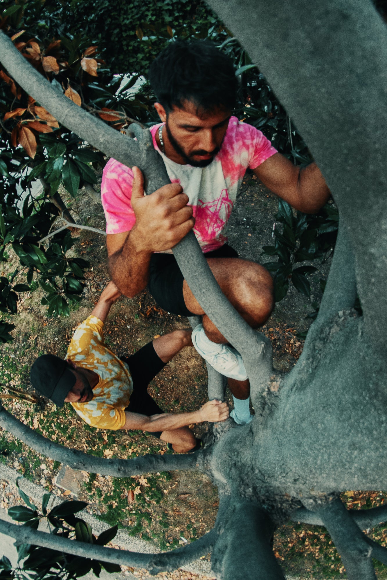 CAMISETAS DE PARKOUR MADD TIE DYE ROSA Y AMARILLA. ROPA DE PARKOUR. MADRID. AZCA. ATHLEISURE. MODA URBANA. ROPA DEPORTIVA